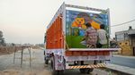 Potret Warna-warni Mobil Truk di India