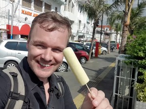 Jelajahi Kota Tua Jakarta, Bule Ini Borong Jajanan Murah