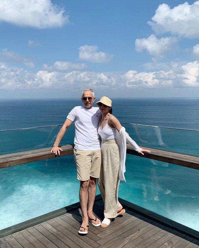 Setelah sebelumnya memilih diam dengan berbagai nyinyiran netizen mengenai perbedaan usia 18 tahunnya dengan sang suami, Bunga Zainal akhirnya meluapkan emosinya. Aktris 32 tahun menyebut netizen yang nyinyir tentang dirinya dan Sukhdev sebagai manusia yang tidak punya otak. Foto: Instagram @ bungazainal05