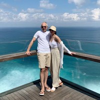 Setelah sebelumnya memilih diam dengan berbagai nyinyiran netizen mengenai perbedaan usia 18 tahunnya dengan sang suami, Bunga Zainal akhirnya meluapkan emosinya. Aktris 32 tahun menyebut netizen yang nyinyir tentang dirinya dan Sukhdev sebagai manusia yang tidak punya otak. Foto: Instagram @ bungazainal05