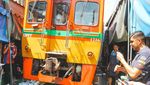Dilintasi Kereta Api, Pasar Tradisional Mae Klong Jadi Destinasi Wisata Unik