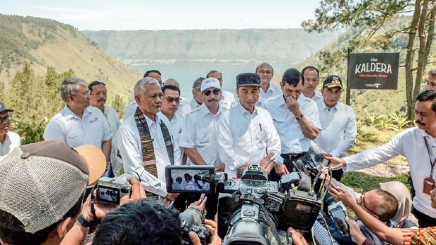 Presiden Jokowi dan jaajrannya di Danau Toba.