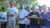 Dengan dibukanya festival ini maka seluruh warung yang ada di pantai ini telah siap menyajikan menu ikan bakar hasil tangkapan sendiri. Para penjual sebelumnya telah dilatih oleh Dinas Perikanan cara mengolah ikan bakar dengan higienis.  (Ardian Fanani/detikcom)
