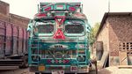 Potret Warna-warni Mobil Truk di India