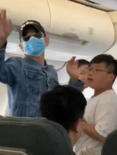 Andy Lau naik pesawat kelas ekonomi.