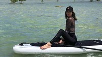 Ini gayanya saat bermain paddle board di Hawaii. (lalalalisa_m/Instagram)