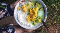 Terkenal dengan nama es teler Pak Man, es ini punya isian buah nangka yang banyak, ditambah lagi dengan alpukat dan kelapa muda. Es yang digunakan di sini tidak di serut. Harganya murah sektar Rp.14.000 dan berlokasi di Cikajang, Petogogan, Jakarta Selatan. Foto : Instagram @celsfoodiary  