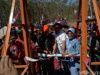Korpaskhas Bangun Jembatan Reyot Penghubung Warga Dua Kecamatan di Garut
