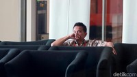 Dalam kasus ini, Emirsyah yang sebelumnya menjabat sebagai mantan Dirut PT Garuda Indonesia ditetapkan sebagai tersangka karena diduga menerima suap dari Soetikno Soedarjo selaku beneficial owner Connaught International Pte Ltd. Suap itu diduga terkait pembelian mesin pesawat dari Rolls Royce.