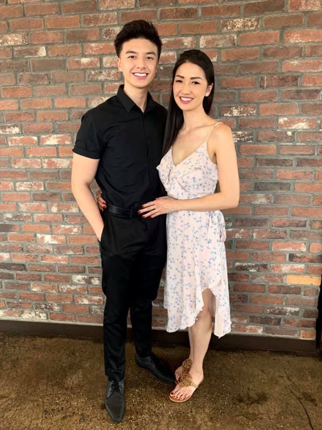 Foto seorang pria berusia 22 tahun bersama wanita cantik mencuri perhatian di internet. Banyak netizen yang keliru menganggapnya sebagai pasangan kekasih, padahal mereka adalah ibu dan anak. Foto: Facebook