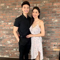 Foto seorang pria berusia 22 tahun bersama wanita cantik mencuri perhatian di internet. Banyak netizen yang keliru menganggapnya sebagai pasangan kekasih, padahal mereka adalah ibu dan anak. Foto: Facebook