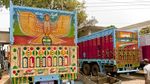 Potret Warna-warni Mobil Truk di India