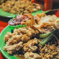 Pakai Bistik hingga Ngohiong, Nasi Goreng Gerobak Ini Punya Rasa yang Enak