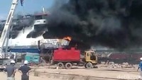 Diduga kebakaran tersebut terjadi sekitar pukul 09.30 WIB. Kapal terbakar itu tidak dalam keadaan mengangkut penumpang. (ist)