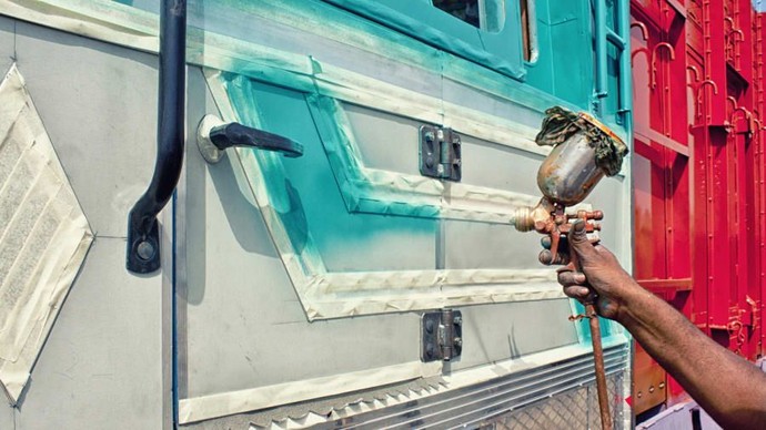 Potret Warna-warni Mobil Truk di India