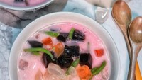 Es campur berkuah pink ini terdiri dari isian agar-agar, cincau, kolang-kaling dan dawet. Tersedia di kedai Akhian Es Campur yang berlokasi di Jakarta Barat. Foto : Instagram @stellachubby  