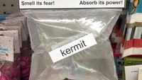 Katanya ada teriakan boneka kodok di dalam plastik ini. Kelihatan nggak? Istimewa/Dok. Boredpanda.