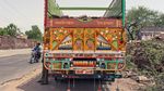 Potret Warna-warni Mobil Truk di India