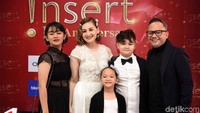 Tak ketinggalan juga keluarga Mona Ratuliu yang mendapatkan trofi yang sama.