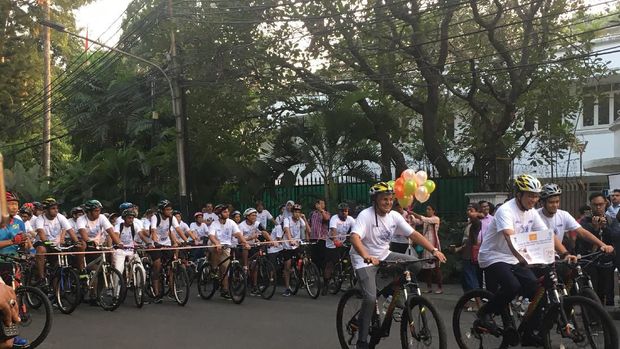 Anies bersepeda keliling kawasan Menteng, Jakarta Pusat.