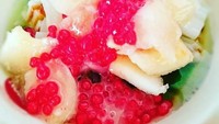 Hanya dengan uang Rp.5.000 Anda sudah bisa disuguhkan dengan s campur yang memiliki isian berbagai buah. Porsinya banyak dengan campuran tape di dalamnya. Lokasinya ada di Jl Raya Narogong, Bekasi. Foto : Instagram @food.kos