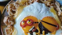 Siapa yang tak tergoda dengan gyudon yang satu ini. Bagian atas gyudon di selimuti oleh telur ceplok berbentuk Bob di film Minion. Foto: Instagram etn.co_mam
