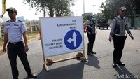 Sejumlah petugas Dinas Perhubungan dan kepolisian melakukan penutupan jalan di area Jalan Mayor Hasibuan hingga perempatan Bekasi Cyber Park di Kota Bekasi, Jawa Barat, Rabu (31/7/2019).