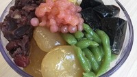 Warung bernama Temu Kunci ini punya es campur yang terdapat isian mulai dari dawet, mutiara tapioka, tape, kacang merah, cincai dan kolang-kaling. Rasanya khas disajikan dalam mangkuk mini. Berlokasi di Jl Danau Sunter Selatan Blok RD, Sunter, Jakarta Utara. Foto : Instagram @warunktemukunci  