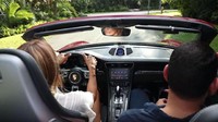 Jennifer Lopez nyetir mobil Porsche di sekitar rumahnya. Mobil itu merupakan pemberian tunangannya Alex Rodriguez. Lopez sendiri merayakan ultah 24 Juli lalu. Foto: Youtube/Alex Rodriguez