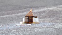 Untuk menghormati kepercayaan setempat, tepat di seberang tanda Magnetic Hill dibangun kuil kecil. Traveler yang mau mencoba fenomena ajaib ini bisa berkendara dari Leh dengan jarak 30 km. (iStock)