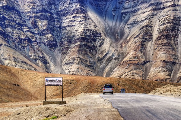 Magnetic Hill tepatnya berada di Jalan Raya Nasional Leh-Kargil-Baltik di wilayah Trans-Himalaya. Di sebelah timur Magnetic Hill mengalir Sungai Sindhu. (iStock)