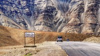 Ada sebuah titik di antara bukit-bukit ini yang diberi nama Magnetic Hill. Dengan papan tanda nama Magnetic Hill, jalanan kosong di antara bukit jadi incaran wisatawan. (iStock)