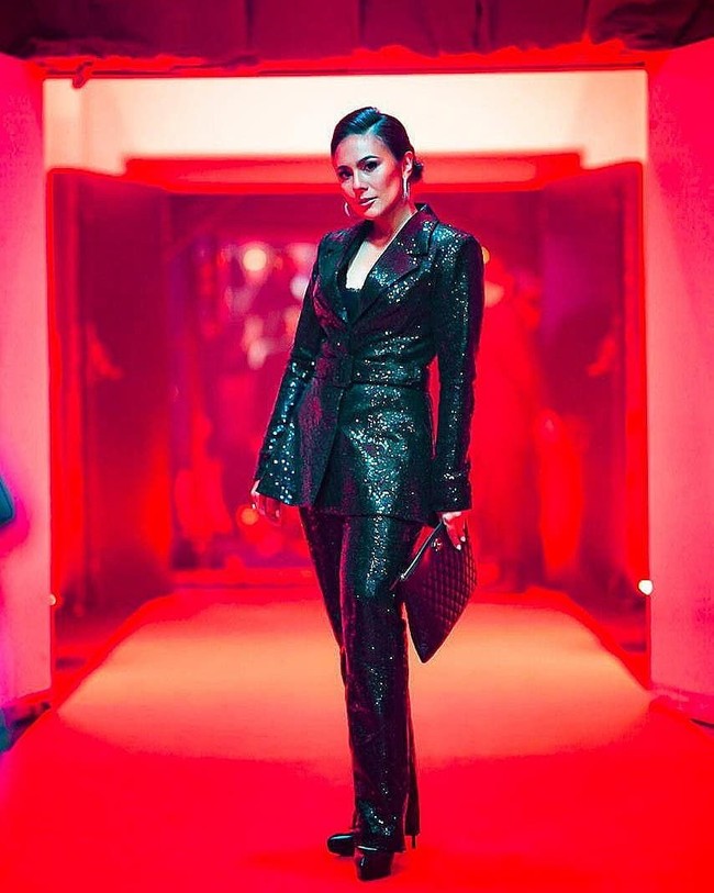 Tampil beda, Wulan Guritno tampil dalam setelan jas hitam gemerlapan rancangan Valencia Vivi. Ia memilih gaya maskulin dan monokrom yang menyiratkan wanita tangguh. Foto: Instagram/@wulanguritno