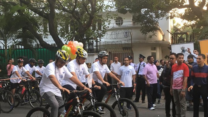 Anies Rayakan Ulang Tahun Gandhi dengan Bersepeda