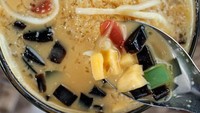 Es campur ini punya isian berupa cincau hitam, kolang-kaling, nagka, rumput laut, agar-agar, tapi dan kelapa mudah yang disiram dengan kuah gula merah yang manis. Dapat ditemui di Lembur Kuring cabanng Cengkareng dan BSD. Foto: Instagram @LemburKuringJakarta  