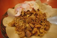 Pakai Bistik hingga Ngohiong, Nasi Goreng Gerobak Ini Punya Rasa yang Enak
