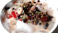 Dengan harga Rp.20.000 Anda sudah bisa menikmati semangkuk kesegaran dari Es Campu Ko Acia yang berlokasi di Mangga Besar, Jakarta. Isiannya juga lengkap, ada buah leci, agar-agar, nata de coco, kacang merah, kacang ijo, kolang-kaling, cendol, cincau hitam dan biji selasih. Foto : Instagram @ms_stevy  