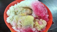 Masih di Jakarta Utara, tepatnya di Wisma Gading Permai juga ada warung es campur Sinar Garut Boga Rasa. Memiliki isian buah alpukat, kelapa muda, dan nangka yang diberi susu kental manis dan sirup gula. Foto : PergiKuliner  