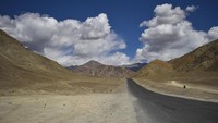 Inilah Magnetic Hill. Magnetic Hill tepatnya berada di Jalan Raya Nasional Leh-Kargil-Baltik di wilayah Trans-Himalaya. Di sebelah timur Magnetic Hill mengalir Sungai Sindhu. (iStock)