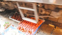 Begini pemandangan sehari-hari yang ada di pasar Mae Klong saat kereta melintas di bawah buah-buahan, dan sayuran segar yang dijual di sana. Foto: Istimewa