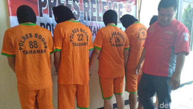  Polsek Babakan Madang menggelar konferensi pers kasus bawa kabur moge dengan modus pura-pura membeli.