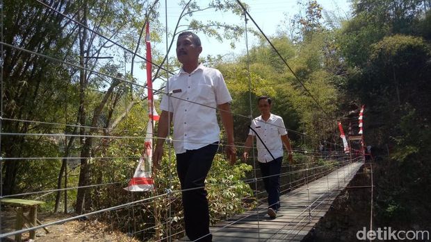 Korpaskhas Bangun Jembatan Reyot Penghubung Warga Dua Kecamatan di Garut