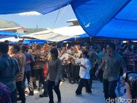 Tinjau Pasar Onan Baru Samosir, Iriana Beli Teri-Jokowi Dikerumuni Warga