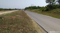Dari pantauan, jalan Desa Kedungwaru Kidul merupakan jalur alternatif Jepara-Kudus. Secara fisik, infrastruktur jalan sudah dicor dan lurus. Di sisi kanan dan kiri terdapat sungai yang memanjang. Pemukimam warga masih blok-blok per gang, lainnya area persawahan.