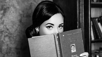 Sebagai influencer, Karaglanova diketahui secara berkala mengunggah foto dirinya di Instagram. Para pengikutnya menyebut penampilan dia mirip dengan aktris film Hollywood, Audrey Hepburn. Foto: Instagram