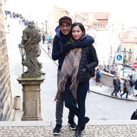 Bunga Zainal dan Sukhdev Singh sering menampilkan potret mesra mereka ketika liburan. Seperti saat liburan di Praha ini, Sukhdev yang dikenal sebagai produser film dan sinetron itu tampak memeluk mesra sang istri. Foto: Instagram @ bungazainal05