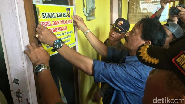 Satpol PP enutup kos tersebut