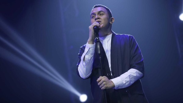 Lihat Lagi Penampilan Tulus di Panggung Musik