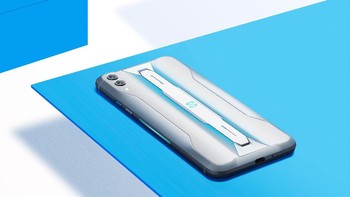 Ada sensor sidik jari di layar. Baterai 4.000 mAh dengan dukungan pengisian cepat 27W melengkapi spesifikasi Black Shark 2 Pro ini. Foto: Black Shark