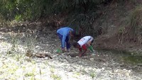 Warga kini memanfaatkan dasar Sungai Glagah yang berlokasi di tengah desa mereka. Sungai yang mengering digali dasarnya untuk mendapatkan air. Lubang dibuat dengan diameter 50 cm, dengan kedalaman tak sampai satu meter.